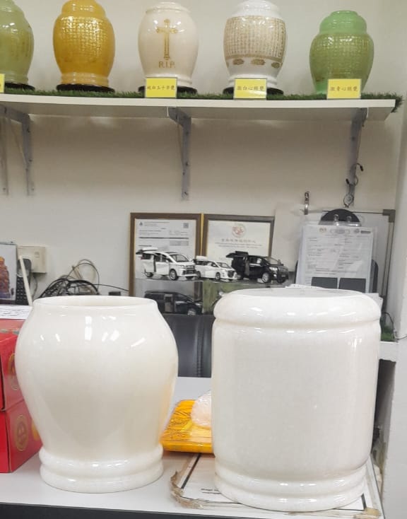 大理石骨灰罐与骨灰瓮